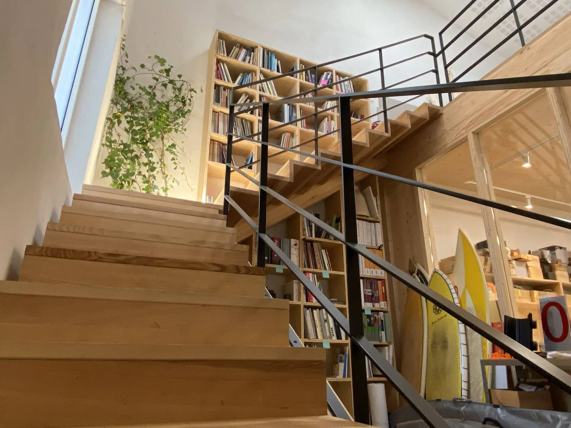 Etude, conception et réalisation d'un escalier 1/4 tournant avec aménagements ouverts et fermés sous escalier, à Bordeaux Centre