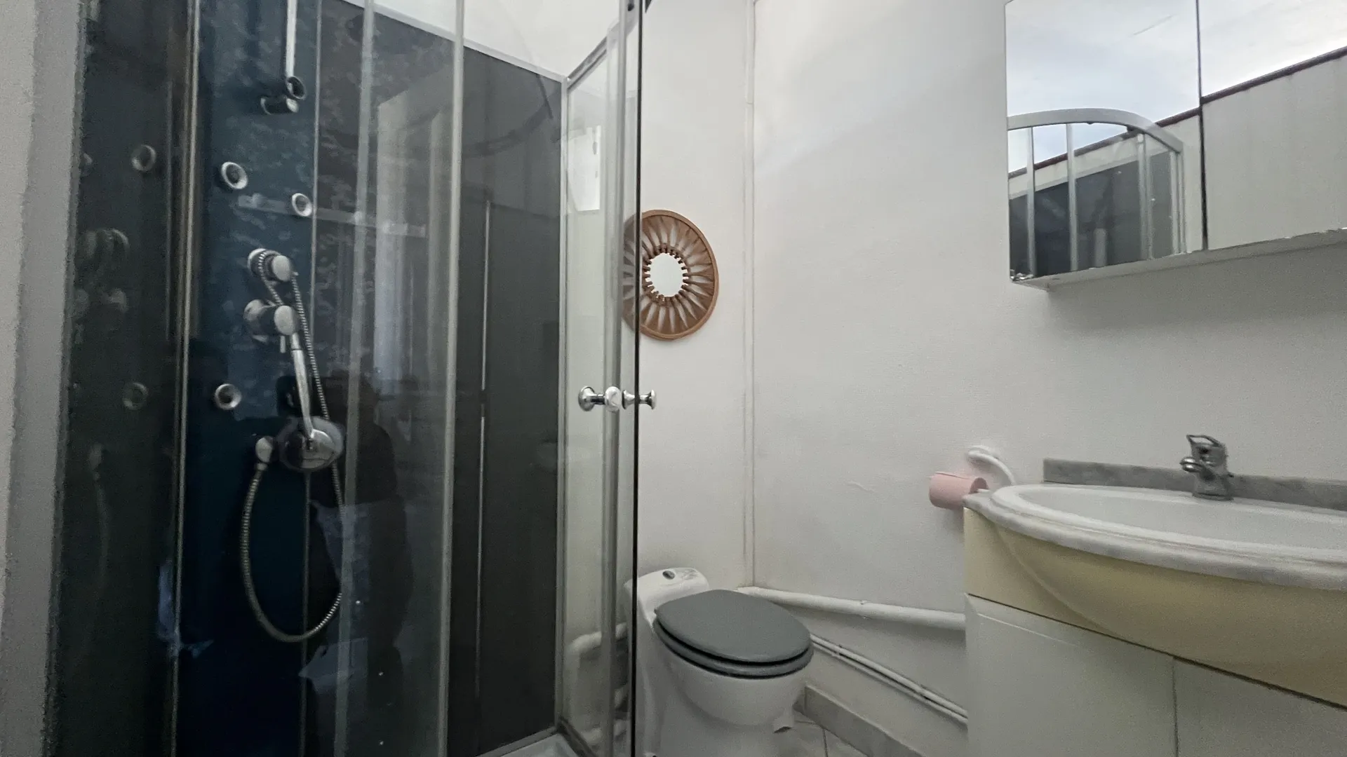 Ensemble immobilier avec 2 appartements 22m² et 13,5m² à rénover, idéal location saisonnière, à deux pas de la plage à Mesnil-Val 76910.
