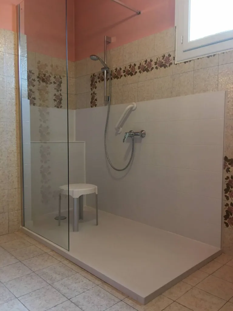Remplacement baignoire par douche senior sécurisée Le Pradet Var (83)