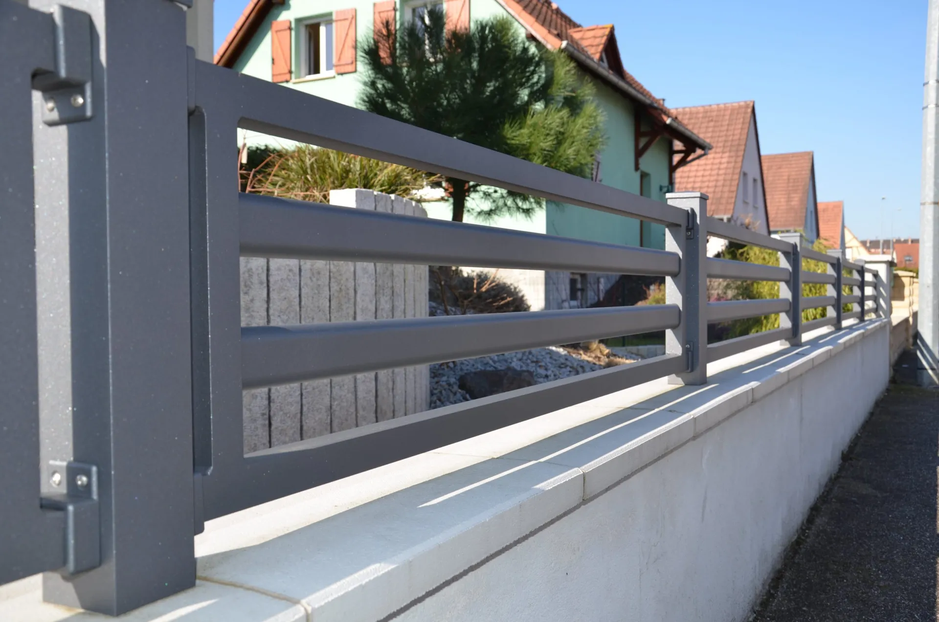 Sécurisez votre maison avec une clôture alu pleine ou ajourée de fabrication française à Belfort
