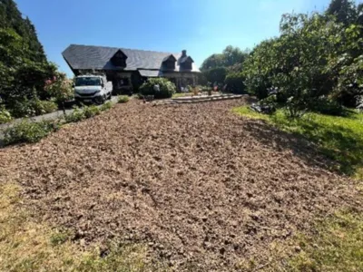 Réalisation de massif pour aménager le pourtour d'une piscine + engazonnement