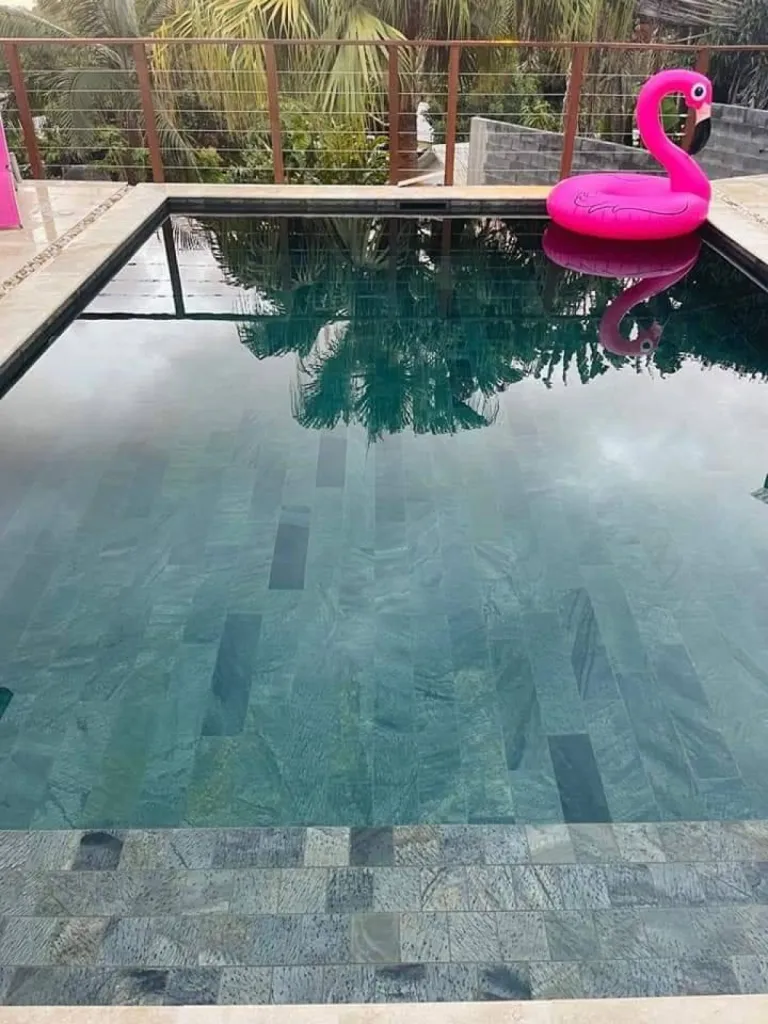 Pierre de Bali en pierre naturelle pour piscine et bassin.  Livraison partout en France: PARIS - BORDEAUX - BASTIA - LYON