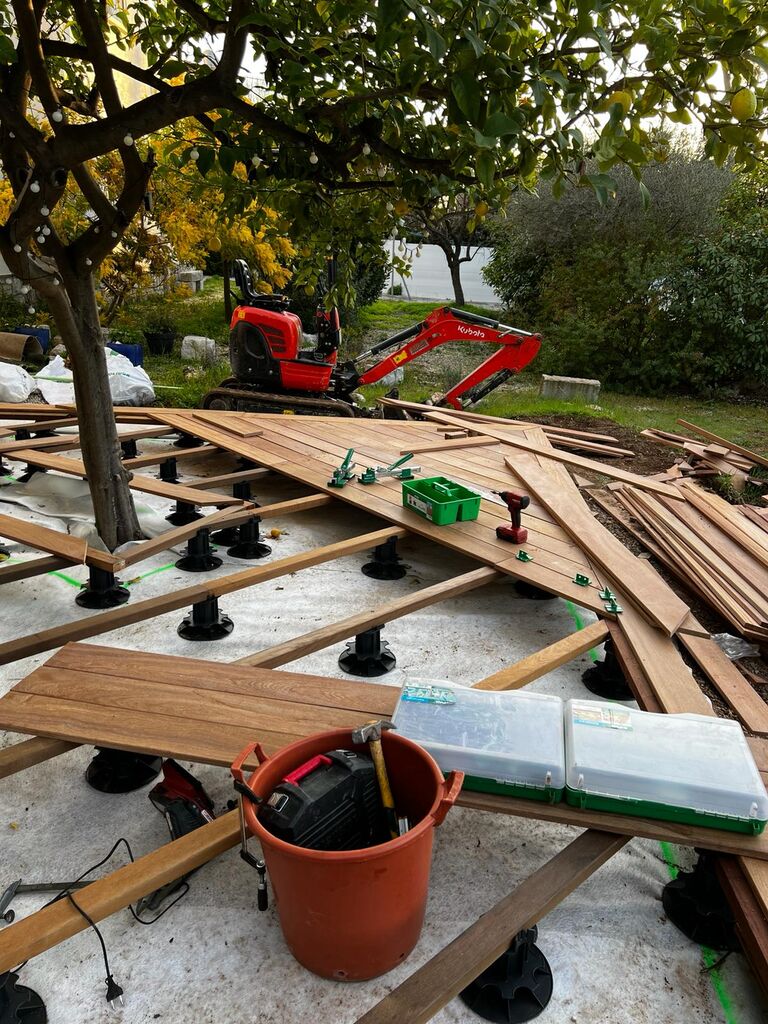 Création d’une terrasse bois exotique et d’un espace en travertin à Toulon