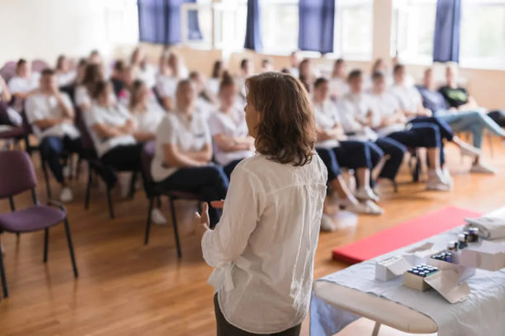 Débrancher les écrans pour reconnecter les esprits : pourquoi choisir un séminaire insolite et digital detox à Cannes va transformer vos équipes