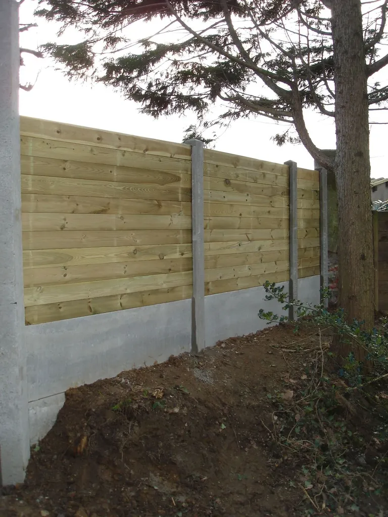 Installation de Clôture occultante mix bois béton, Brise-vue en lames bois et Soubassements béton à Deauville dans le Calvados 14 et ses Alentours