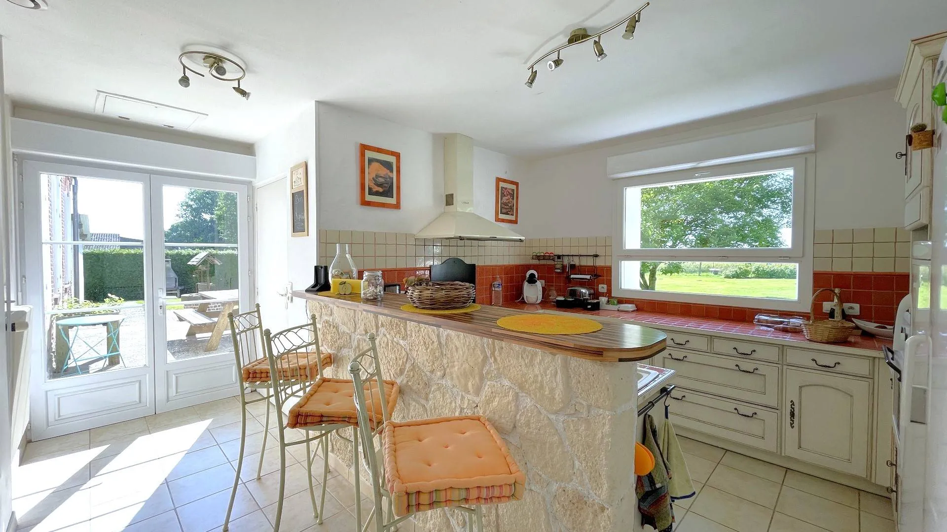 Propriété à vendre proche de Rouen : située à seulement 30 minutes de la métropole, cette maison de maître allie charme et modernité.