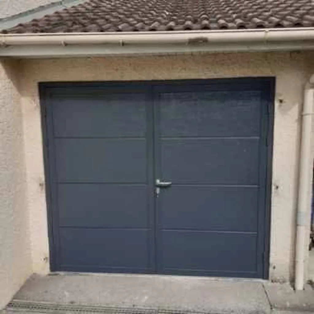 Installation d'une porte de garage battante isolante à 2 vantaux avec serrure 3 points à Saint André de Corcy