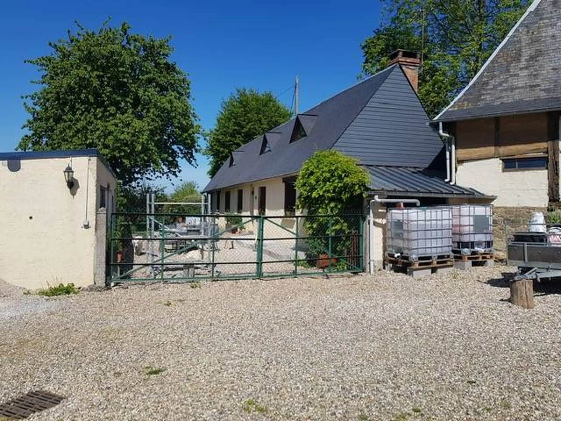 Ravissante fermette normande sur 1.5 ha de prés, entre Neufchâtel en Bray et Forges les eaux, calme absolu. Normandie