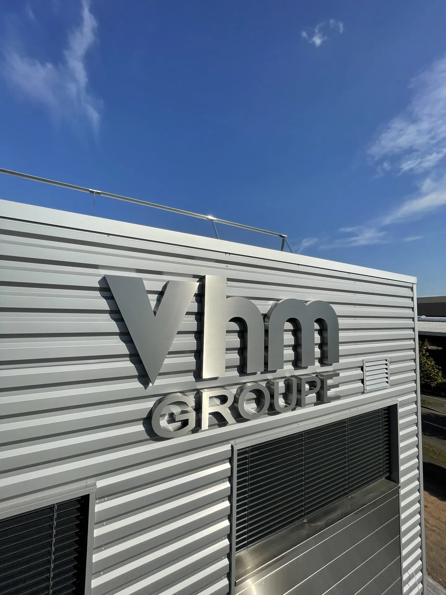enseigne vhm en inox brossé