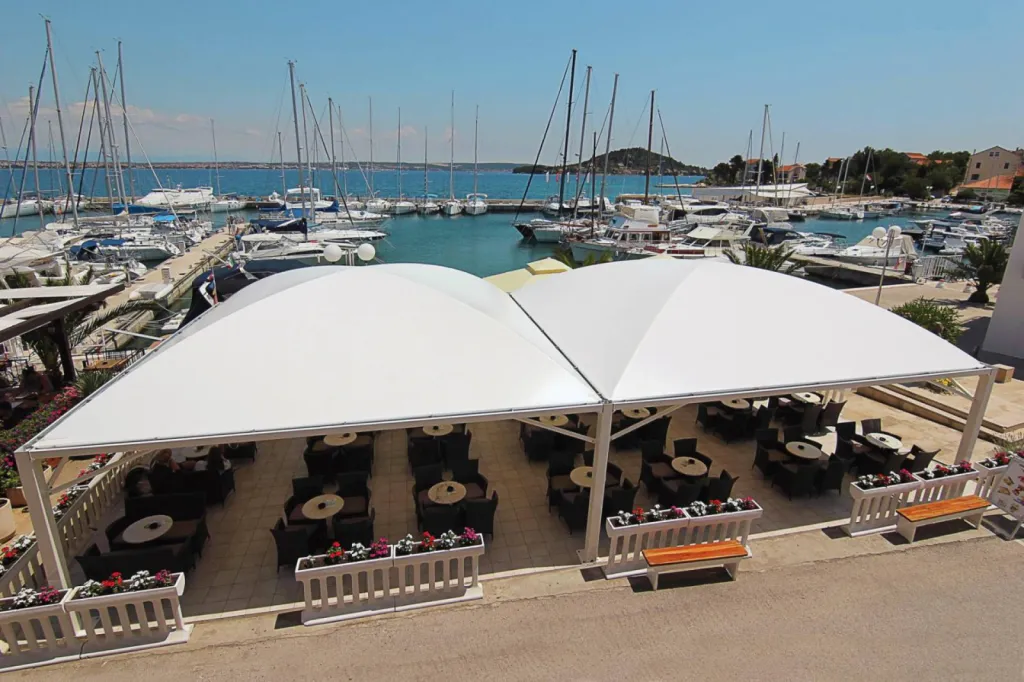 Installation de Pergola à toit fixe pour les restaurants, brasseries et plage