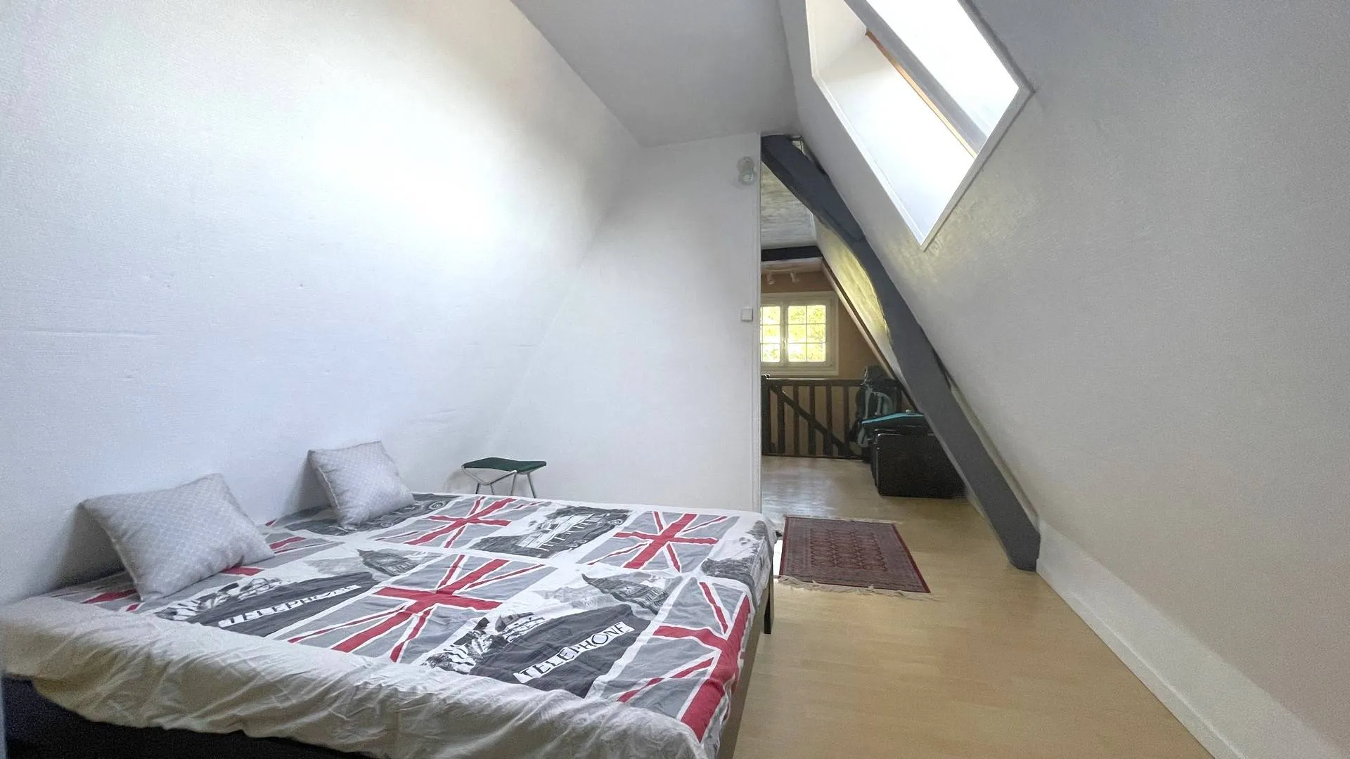 A vendre : Idéale pour les invités, deux chambres en enfilade à l’étage offrant confort et intimité dans cette longère pleine de charme.