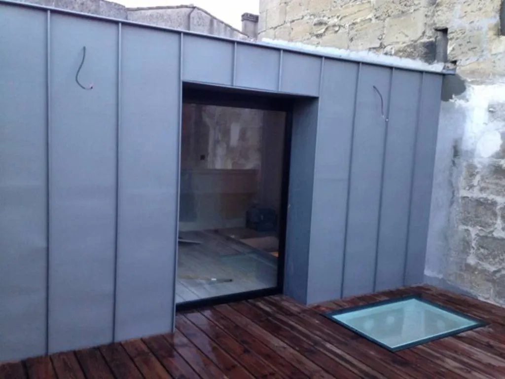 puits de jour et façade en zinc, artisan de renom autour du quartier des grands hommes Bordeaux