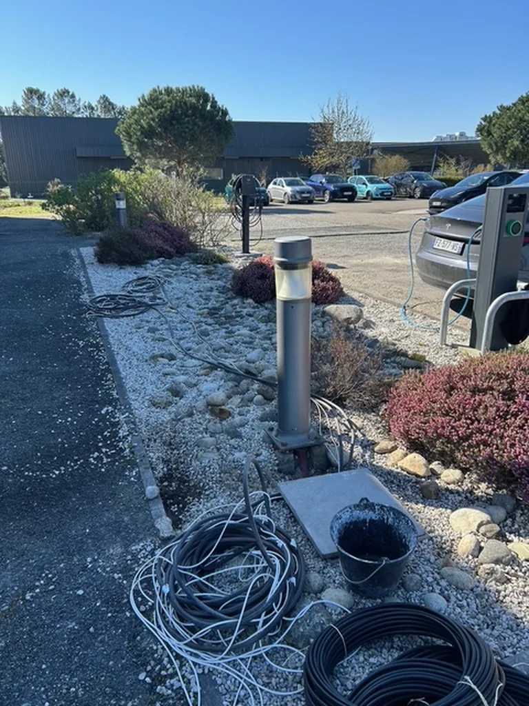 À Martillac 33650 en Gironde, aménagement d'infrastructure avec tranchée et installation de deux bornes de recharge doubles sur pied V2C Trydan 22kW pour flotte d'entreprise.