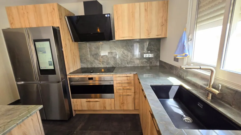 Nouvelle Cuisine réalisée en Quartzite Jadore à Ambérieux