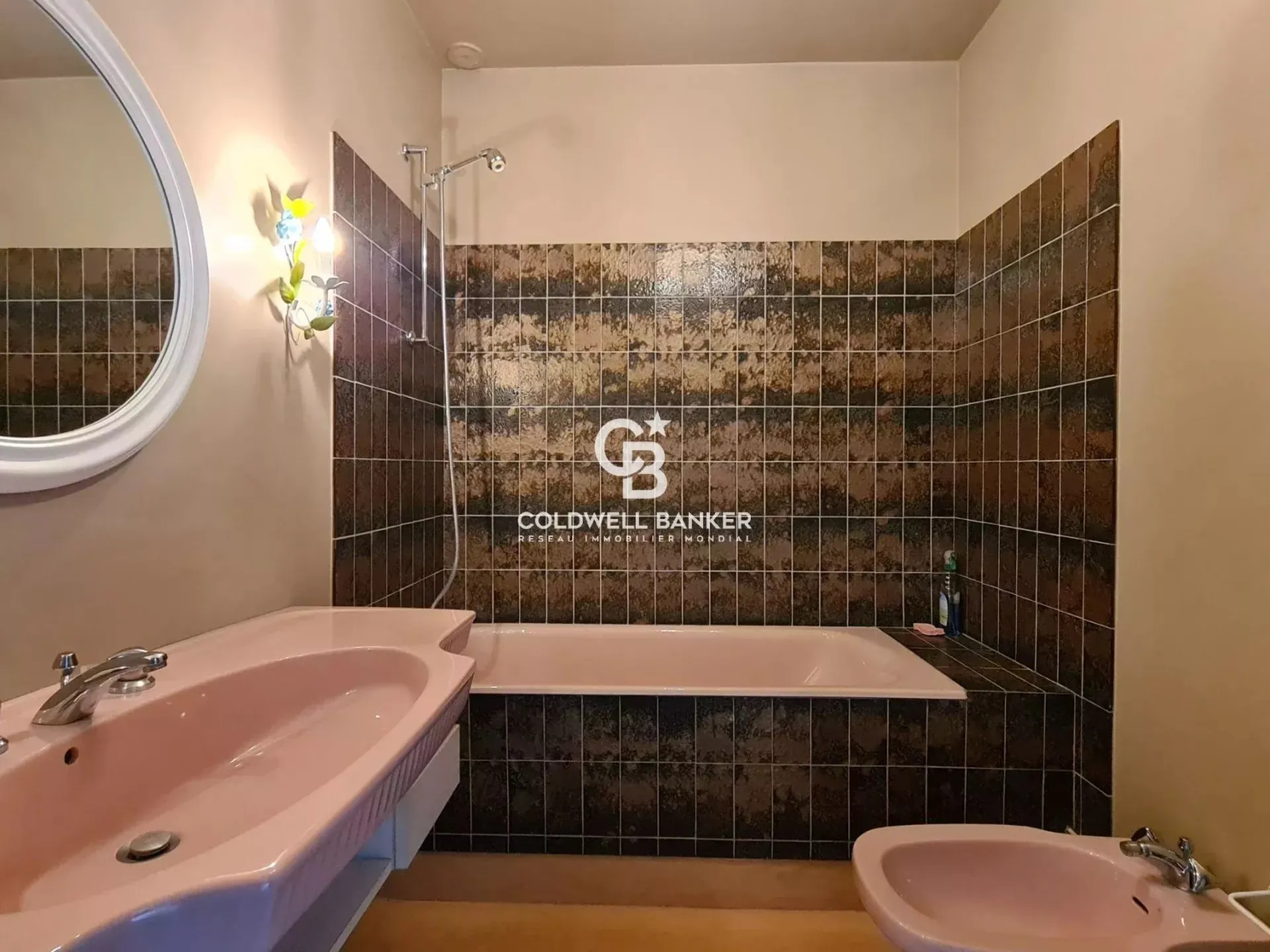 Une maison où tout est possible – Son terrain piscinable vous laisse imaginer de belles journées ensoleillées en famille ou entre amis.