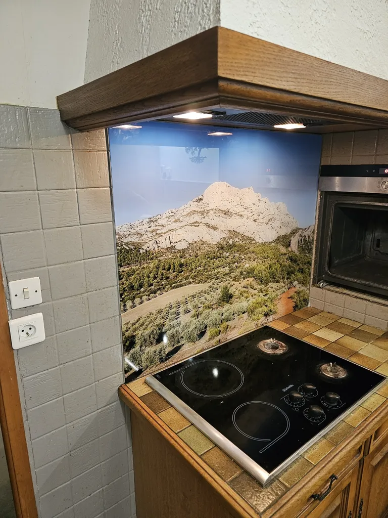 Vente et pose d’un fond de hotte sérigraphié représentant La Sainte Victoire pour une villa à La Fare des Oliviers