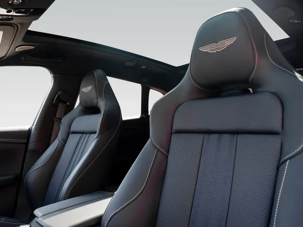 Sièges sport Aston Martin DBX707 cuir perforé luxe Bordeaux