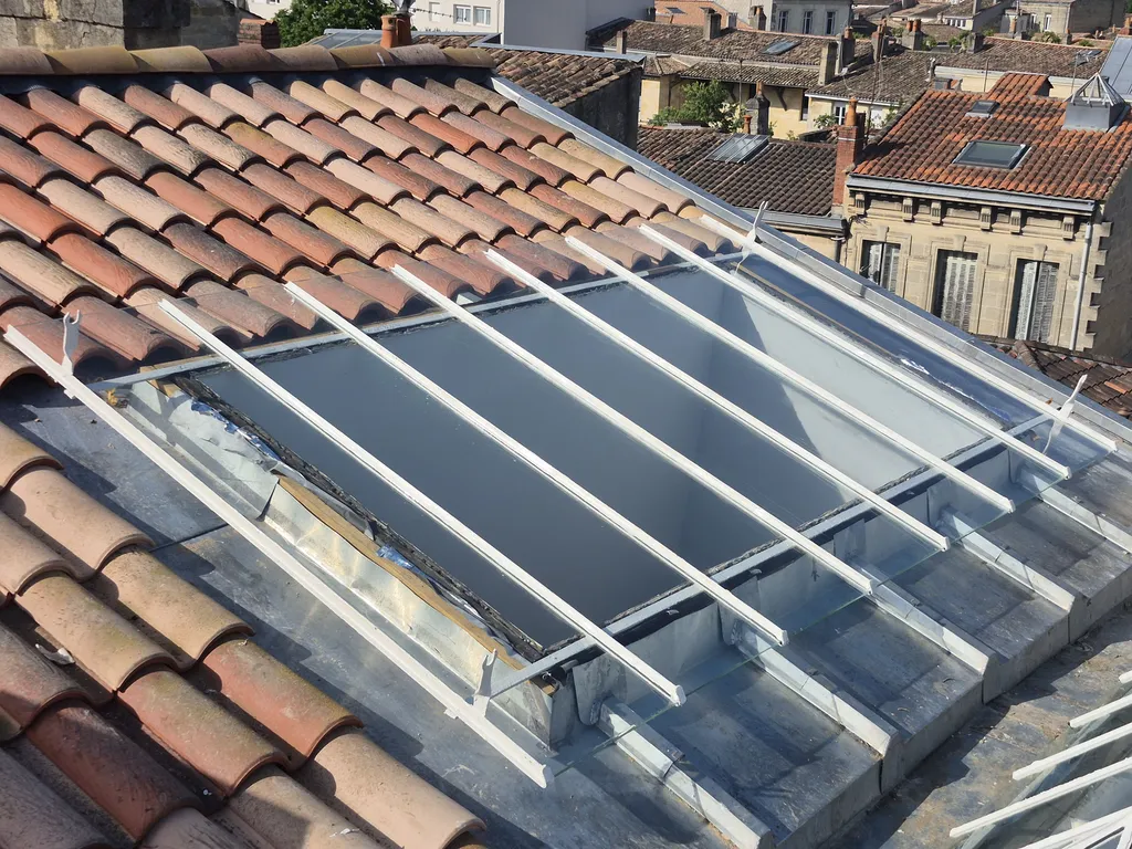 Verrière de toit plate rénovée avec vitrage neuf à Bordeaux