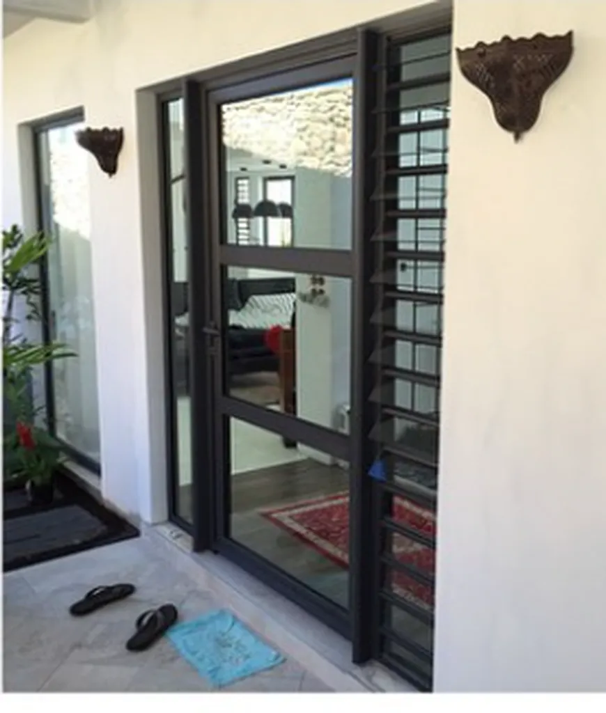 Maison CONTEMPORAINE entièrement réalisée avec le BETON CIRE TERRE DU MONDE, PEINTURES PAILLETEES, STUC.....TAHITI 