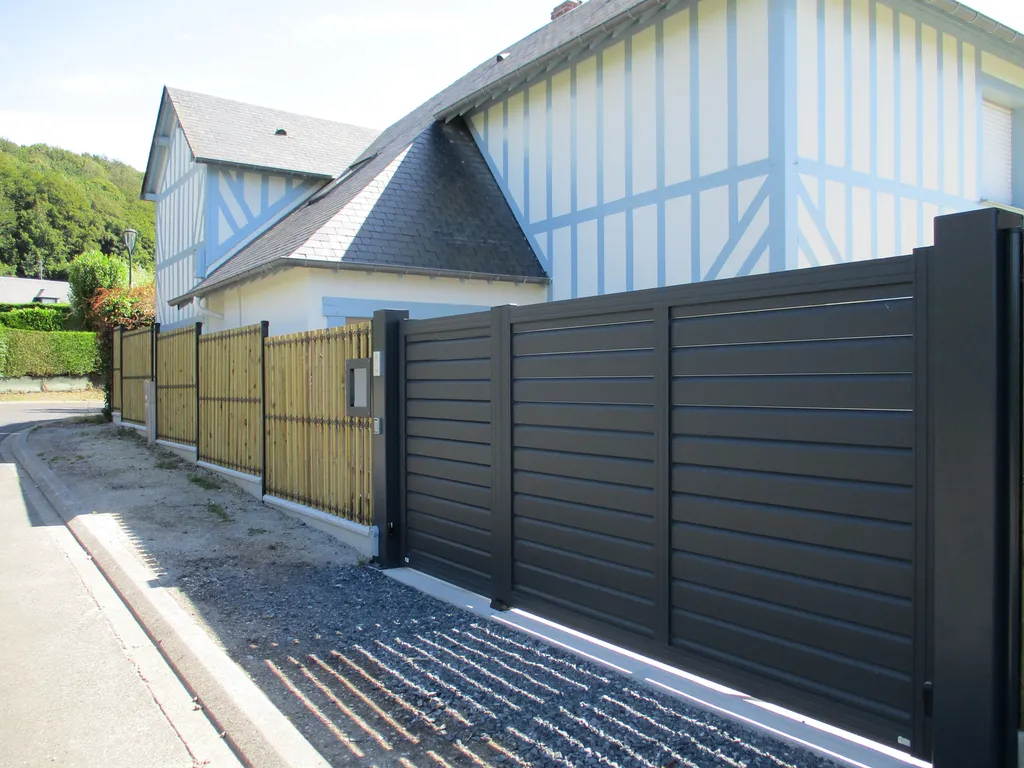 Installation de Portail en aluminium coulissant motorisé, Design contemporain et Fermetures automatiques à Caen dans le Calvados 14 et ses Alentours