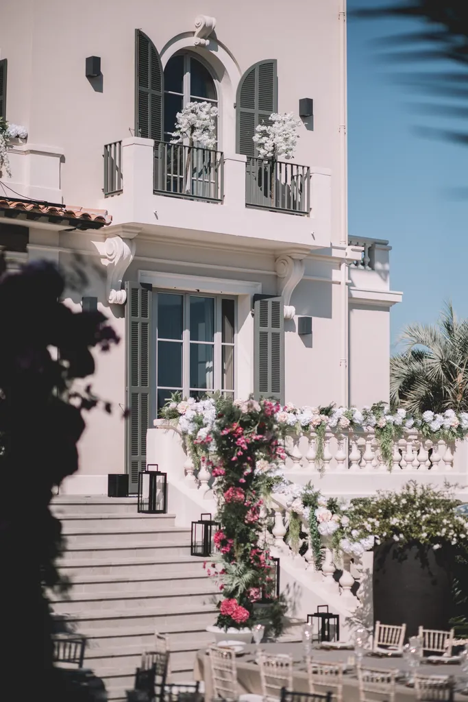 Décoration florale dans les allées et les garde-corps du domaine réservé pour un mariage authentique à Biarritz