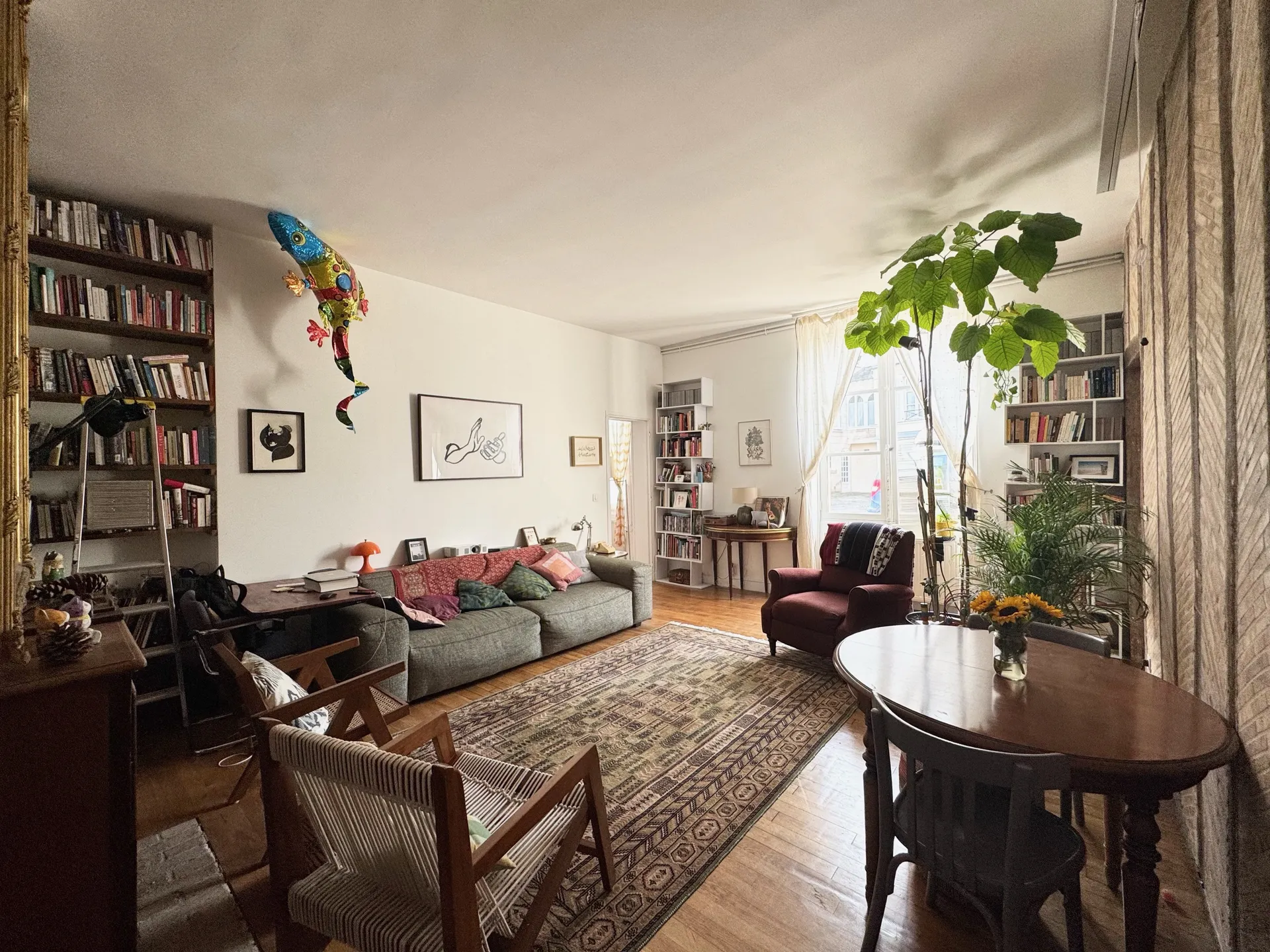 A vendre un appartement comme une maison, à quelques pas du RER A de Saint Germain en Laye, le calme absolu avec parking et jardin arboré de la copropriété.
