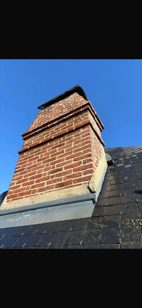 Rejointoiement de briques et nettoyage sur cheminée honfleur