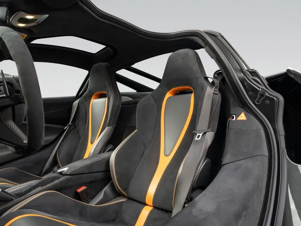 McLaren 720S sièges baquets sport Alcantara surpiqûres contrastées Bordeaux