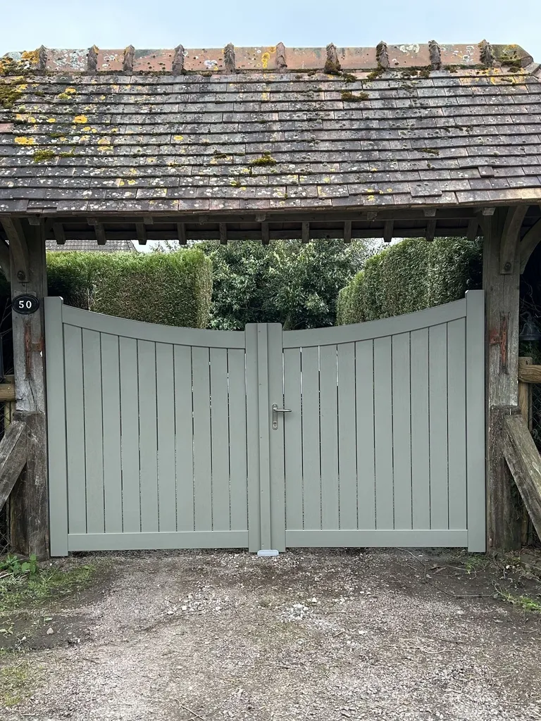 Installation de Portails d'Entrée en Bois massif et exotique moderne sur Mesure à Bourg-Achard dans l’Eure (27)