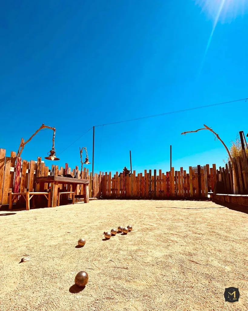 Restaurant avec rooftop extérieur et terrain de pétanque à Marseille