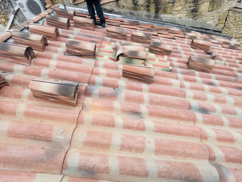 pose des tuiles canal silvacane sur éguilles 13510