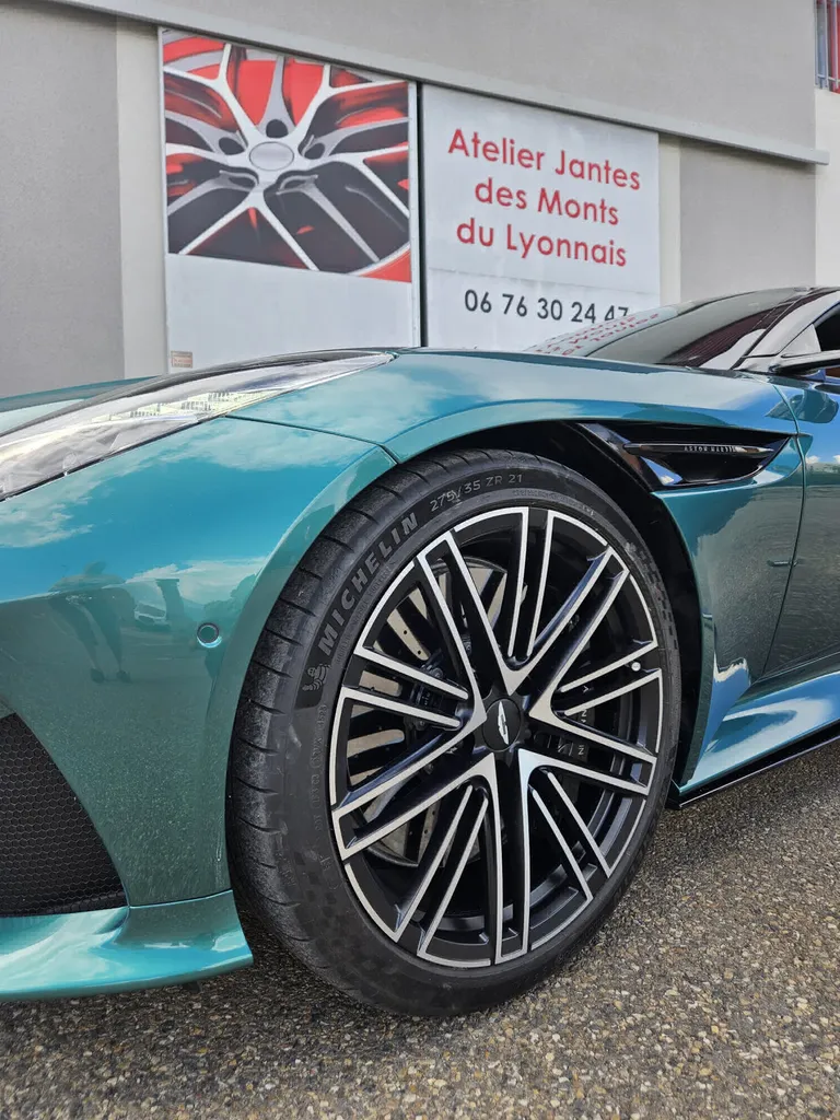 Rénovation des 4 jantes pour cette Aston Martin DB12 volante
Lyon