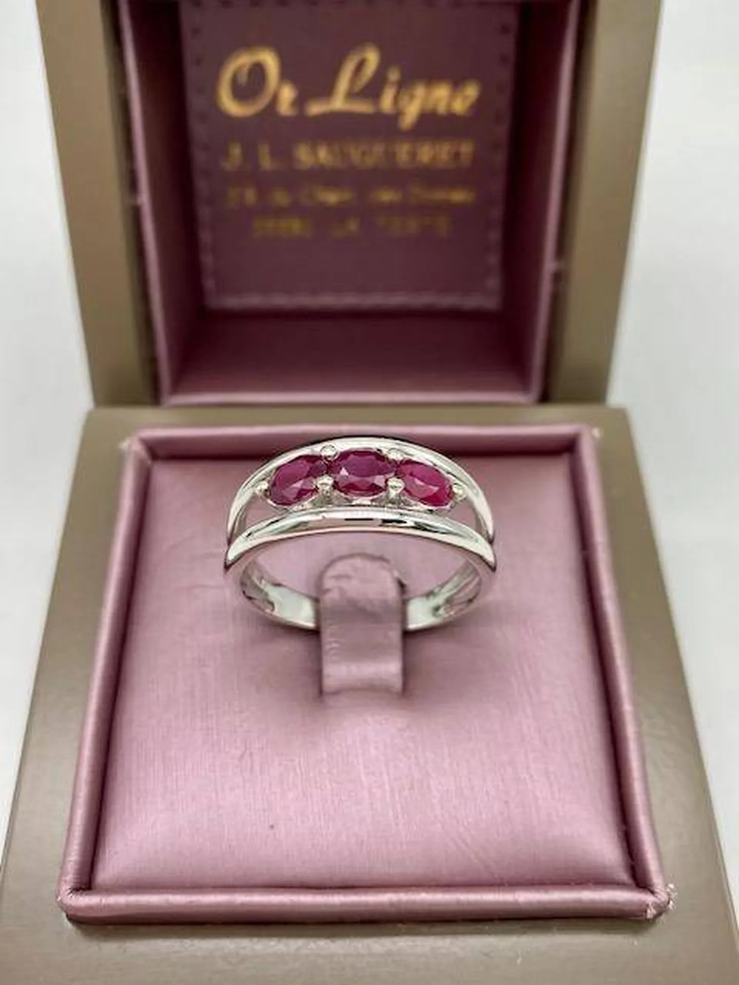 Vous cherchez une bague avec une symbolique forte comme cette bague en or blanc 750/1000ème et trilogie de rubis près de bordeaux Chez Or Ligne 