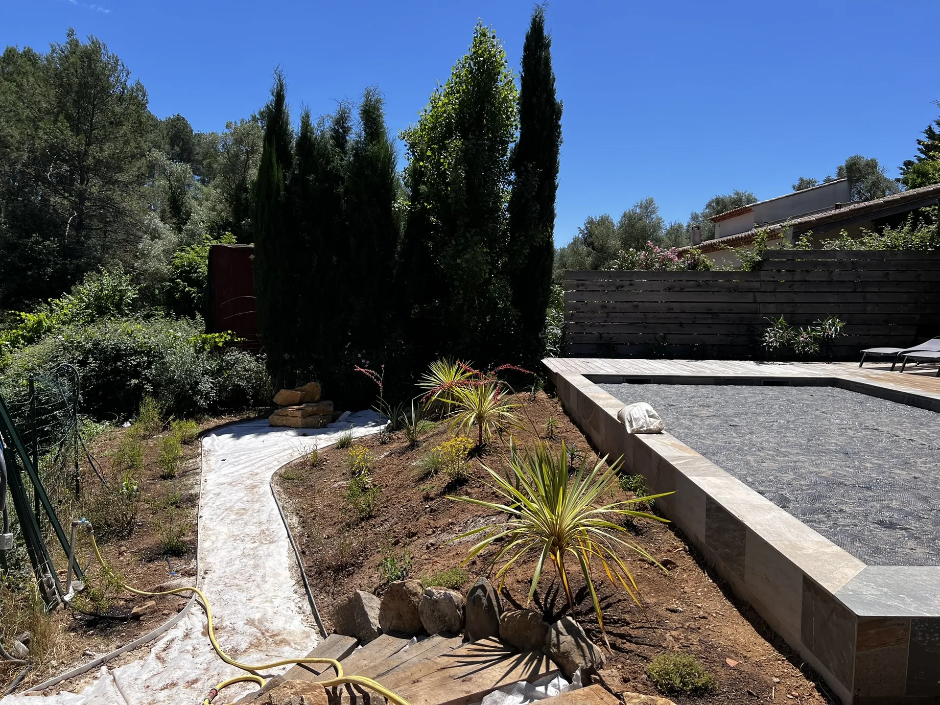 Aménagement paysager complet avec arrosage automatique, opus incertum et massifs méditerranéens au Beausset