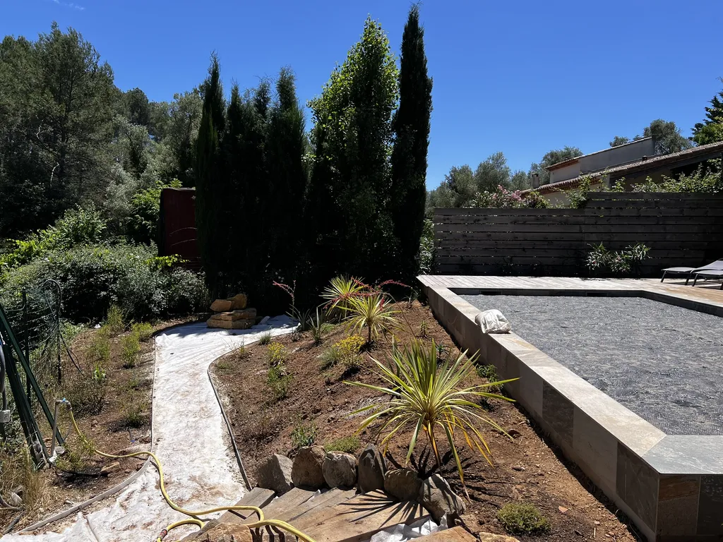 Aménagement paysager complet avec arrosage automatique, opus incertum et massifs méditerranéens au Beausset