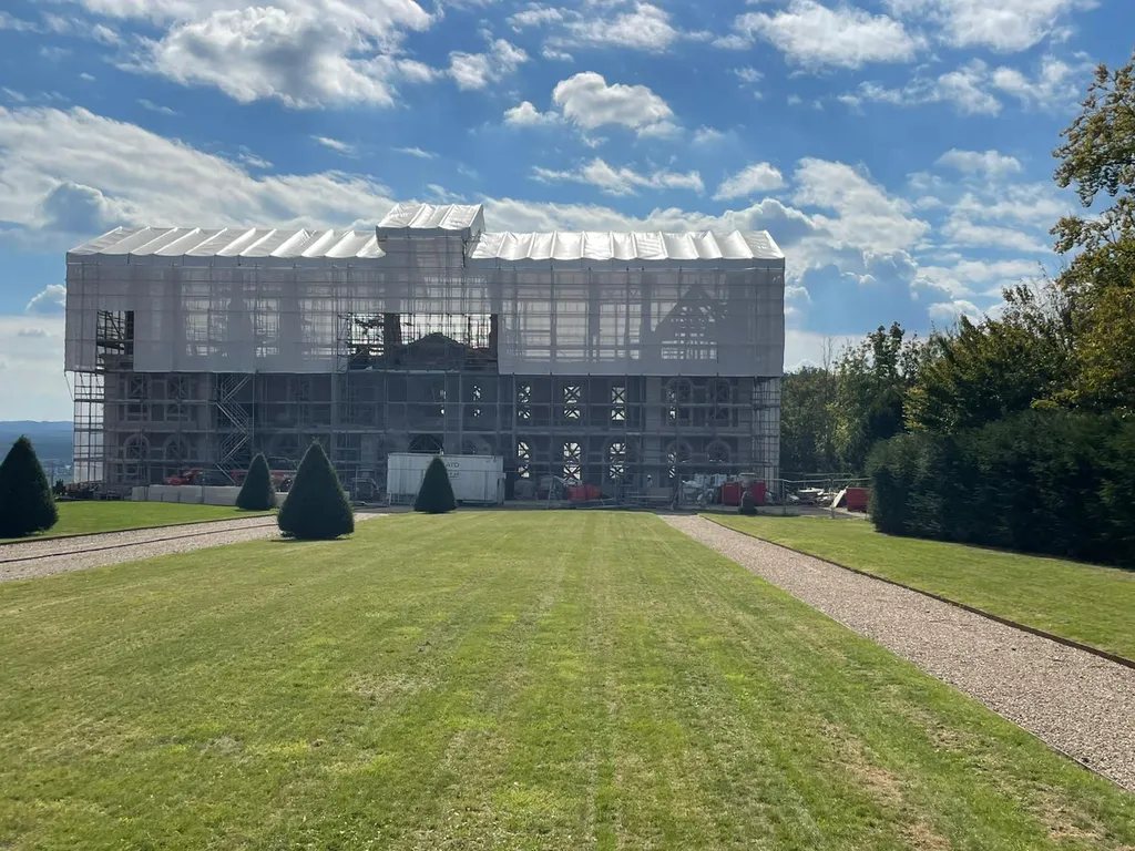Echafaudage sur château, bâtiment historique en Normandie par MLS