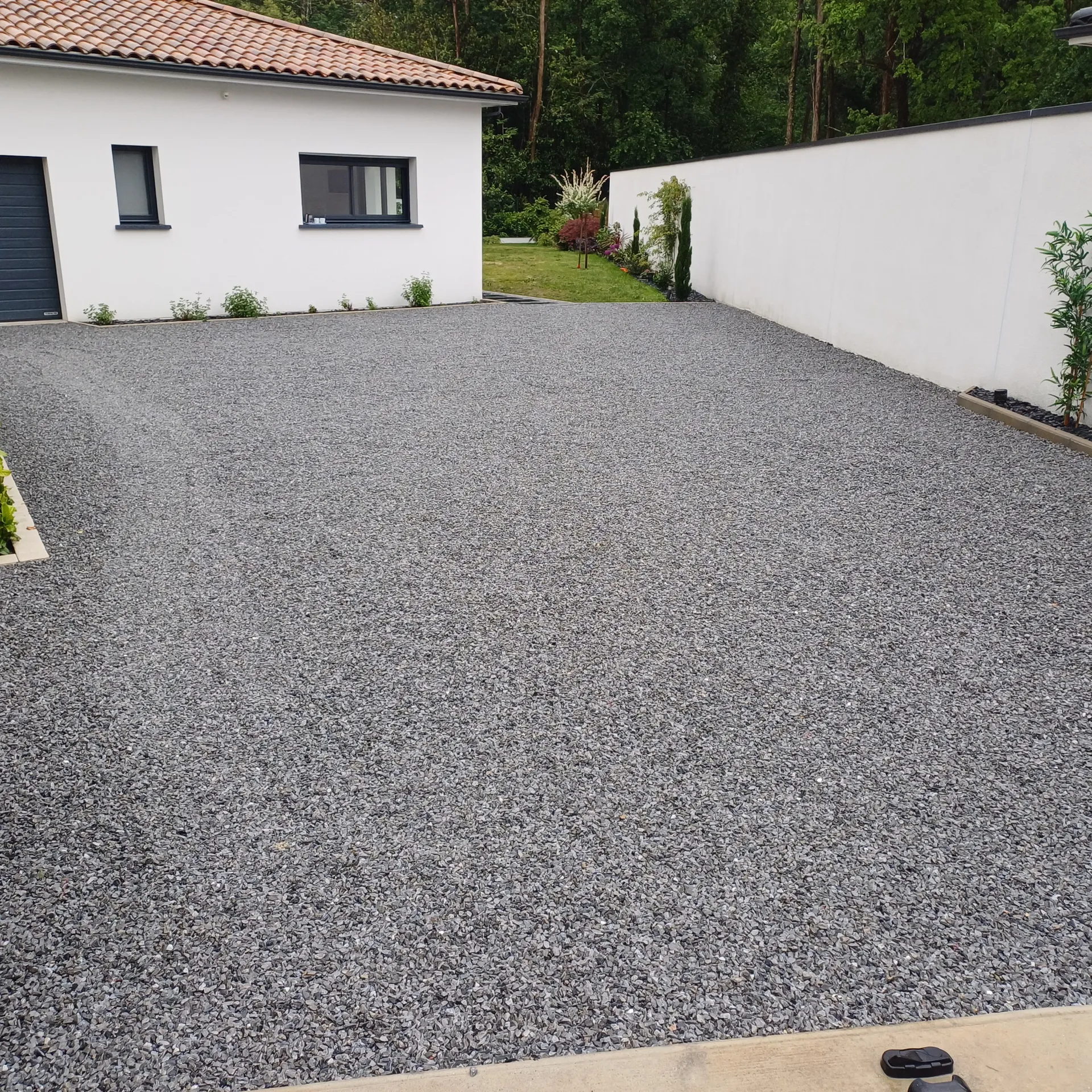 création d'un parkings avec plaque de nidagravell et concassé bleu nuit 6/10