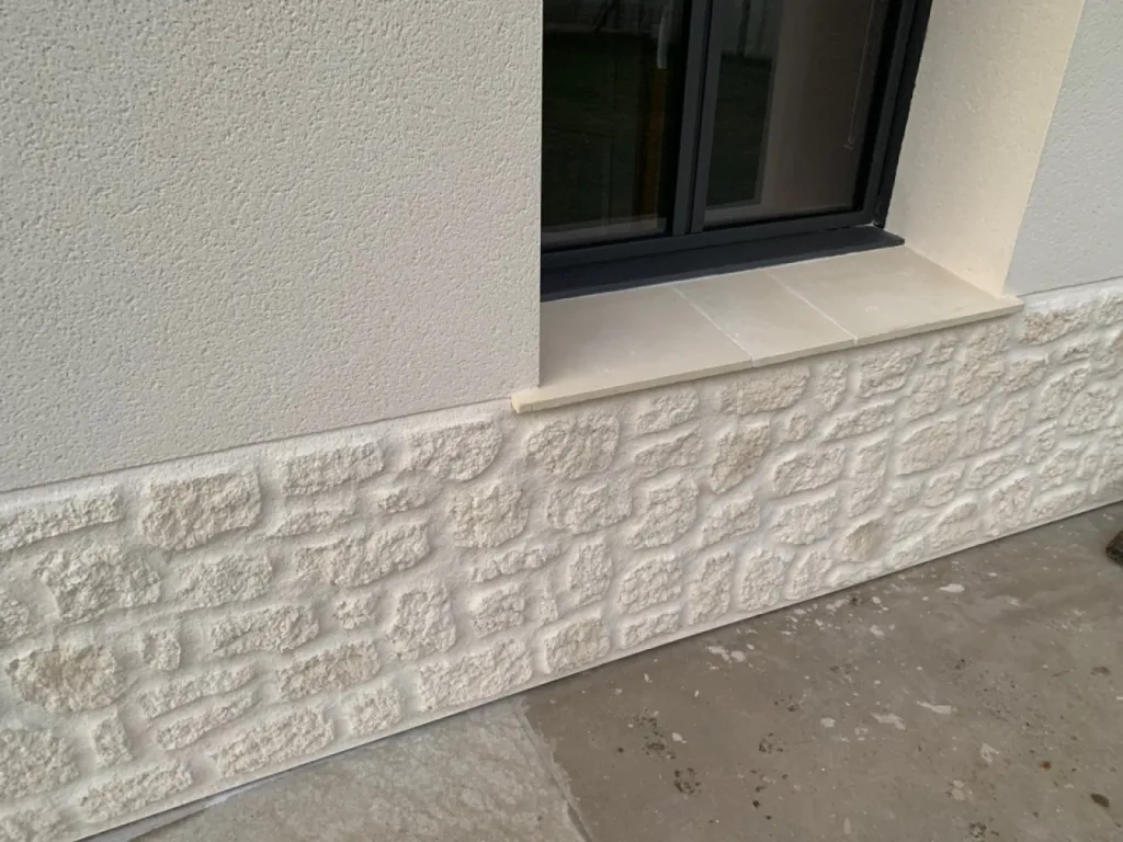 Ravalement projeté avec enduit à la chaux aérienne par une entreprise locale certifiée RGE Eco-artisan sur Epouville proche Montivilliers (76)