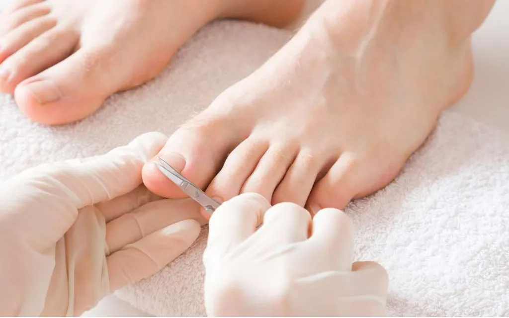 Soin pédicure pour embellir les ongles des pieds avec mise en forme travail des cuticules et finition propre pour un résultat soigné durable proche Gradignan
