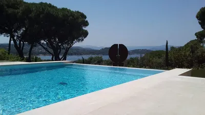 Piscine et margelles en pierre naturelle, plage et abords de piscine en pierre naturelle