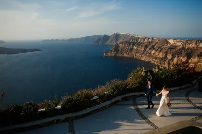 Organisez votre cérémonie romantique sur une terrasse vue Caldera avec l’accompagnement d’une wedding planner professionnelle française à Santorin