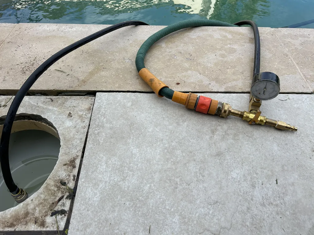 Intervention de recherche de fuite non destructive et sans vidange sur piscine béton à Bayonne dans le 64