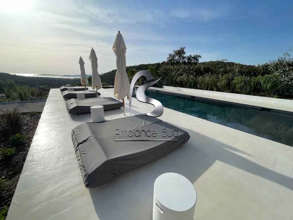 Contour de piscine en béton ciré taloché