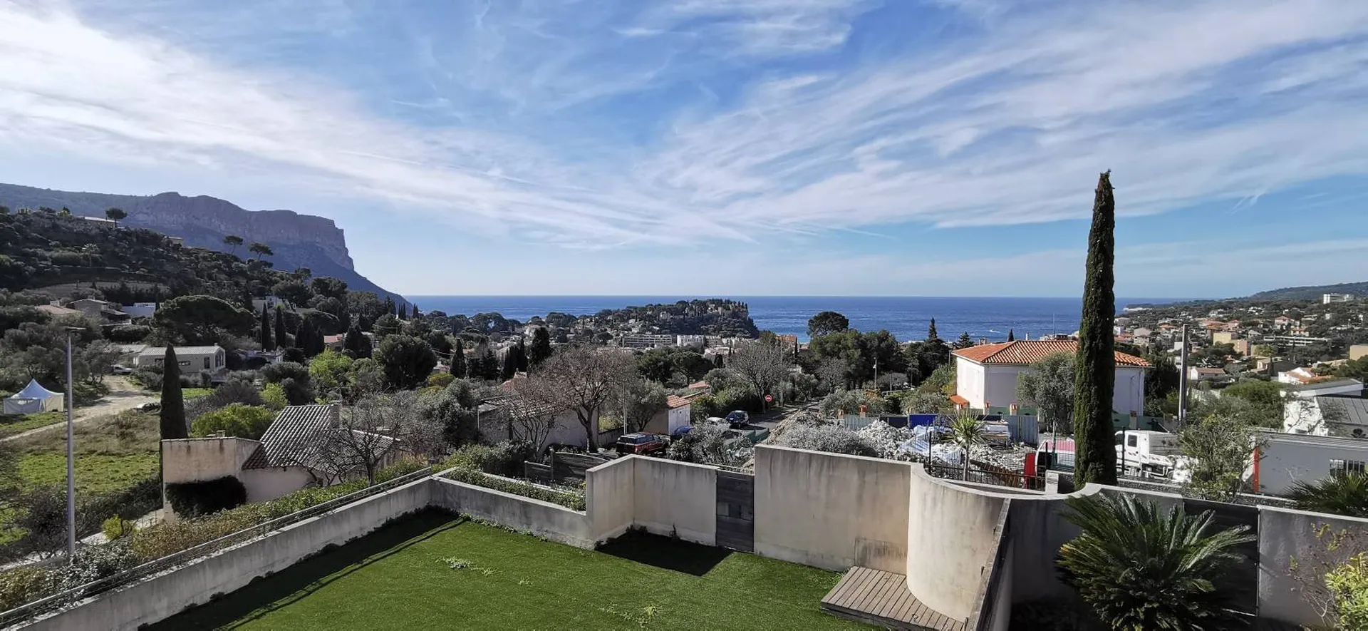 Cassis - T3/4 en duplex avec terrasse, jardin privatif, solarium et garage dans résidence sécurisée de standing   