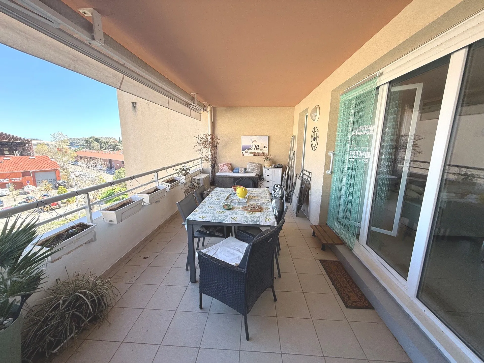 Vente appartement T3 La Ciotat quartier de Figuerolles au deuxième étage sur 6 avec ascenseur, une belle terrasse et une petite vue mer
