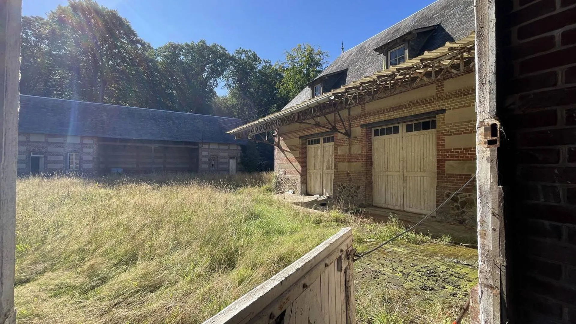 SOUS COMPROMIS Corps de ferme à rénover, proche de Forges les Eaux 76, Normandie