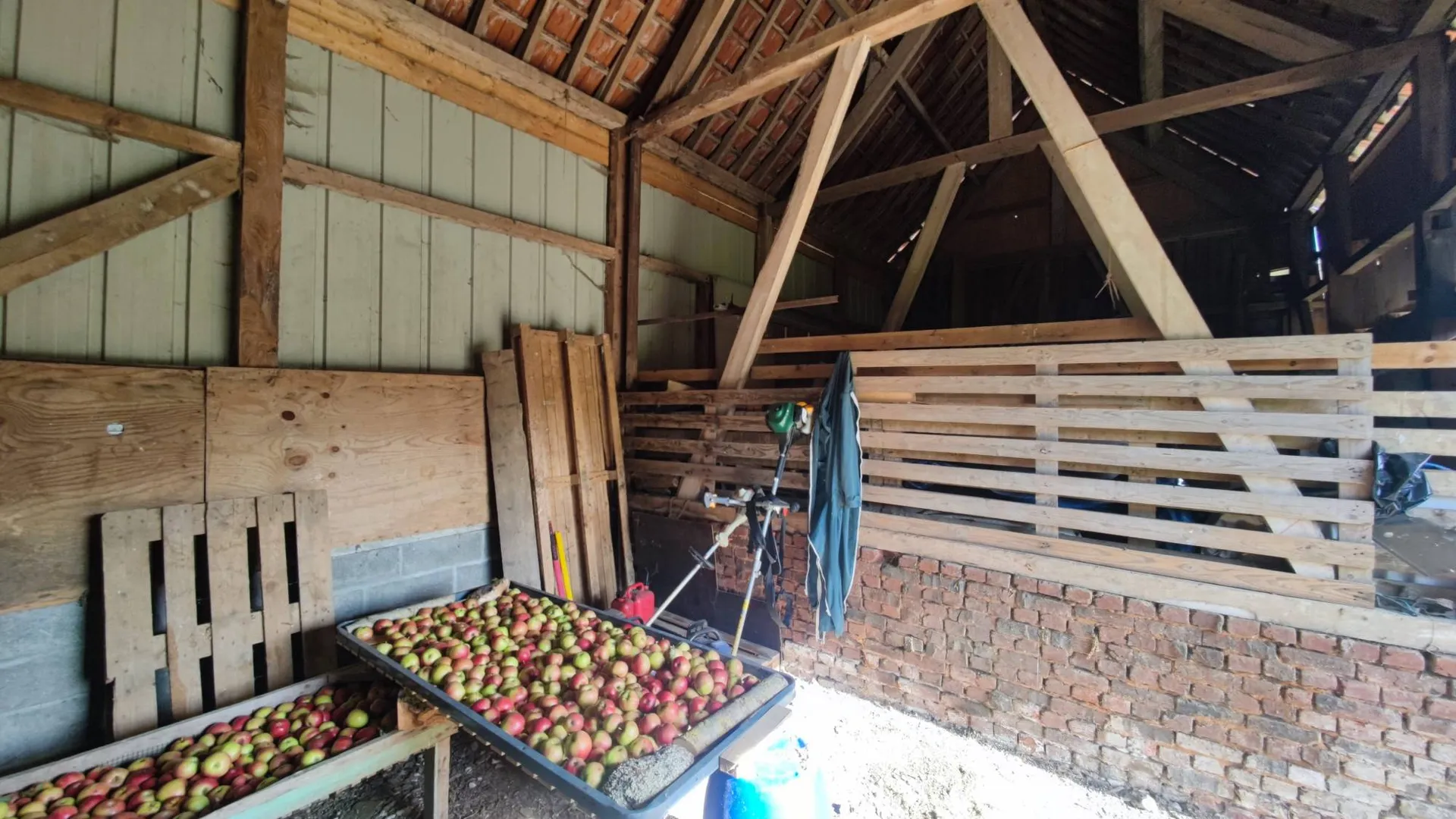 Longère de 135 m² habitables, bâtie sur un terrain de 2688 m² paysagé et clos.