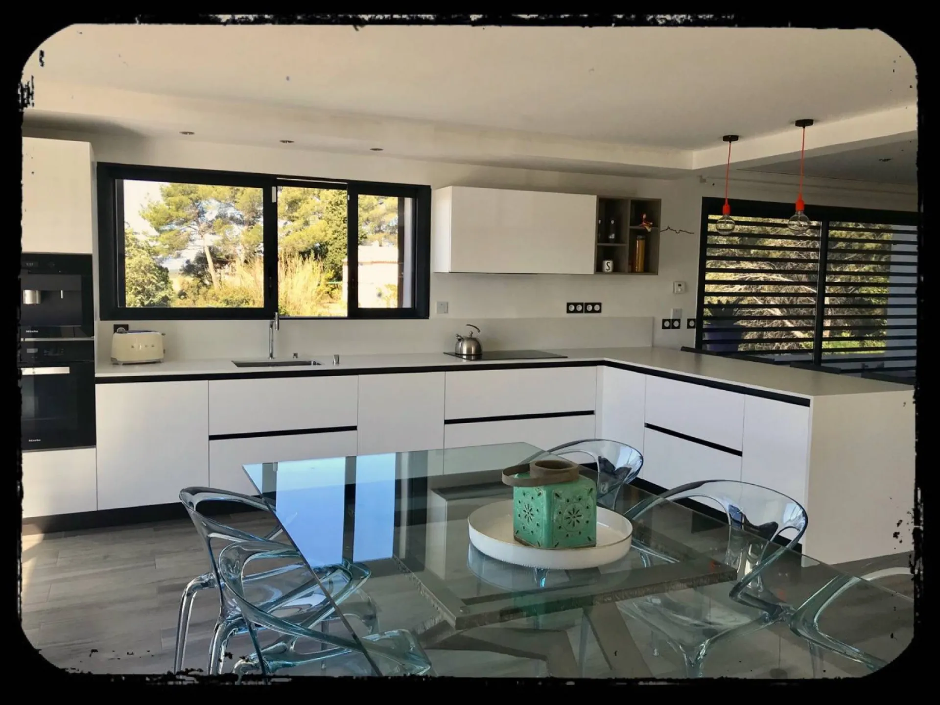 Conception & installation d'une cuisine blanche sur mesure à bandol