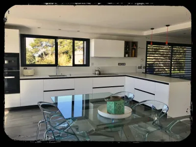 Conception & installation d'une cuisine blanche sur mesure à bandol