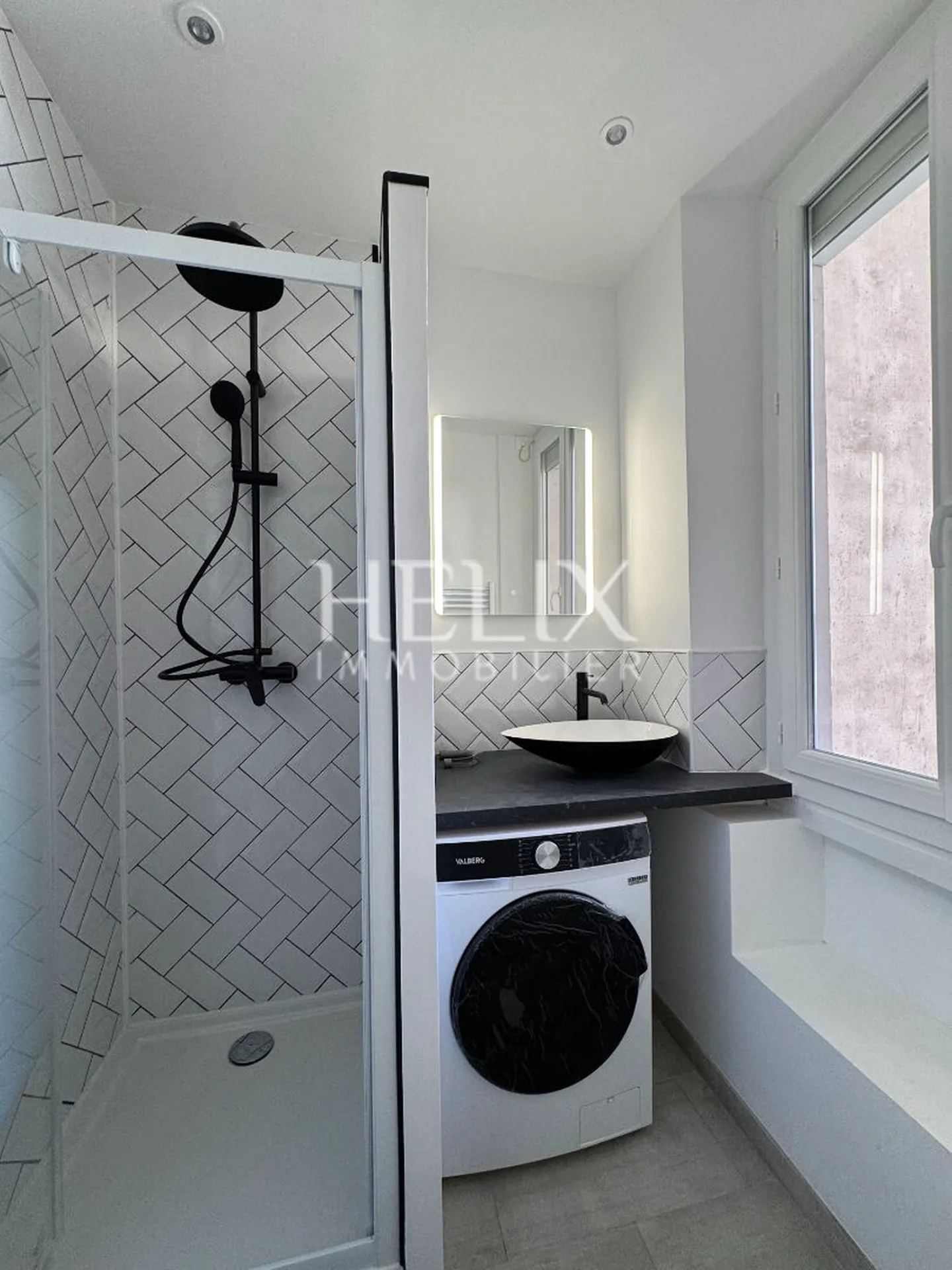 A louer, idéalement bien situé au coeur du centre ville à Saint-Germain-en-Laye, appartement 2 pièces avec une jolie verrière.